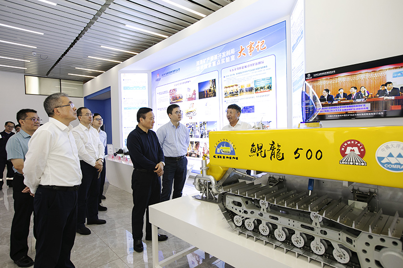 翁祖亮到長沙礦冶院開展調查研究